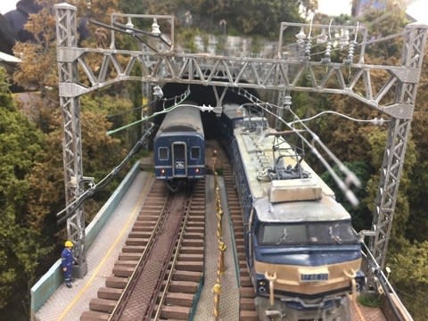 Nゲージ 鉄道ジオラマ 鉄橋と桜 川岸 釣り人 春 にじみでる