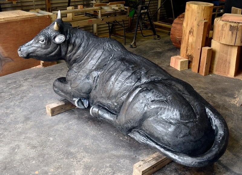 特別注文彫刻 牛(雌)伏せ牛(なで牛) 実物大 - CHAINSAW ART 特別注文彫刻 牛(雌)伏せ牛(なで牛) 実物大 - CHAINSAW ART