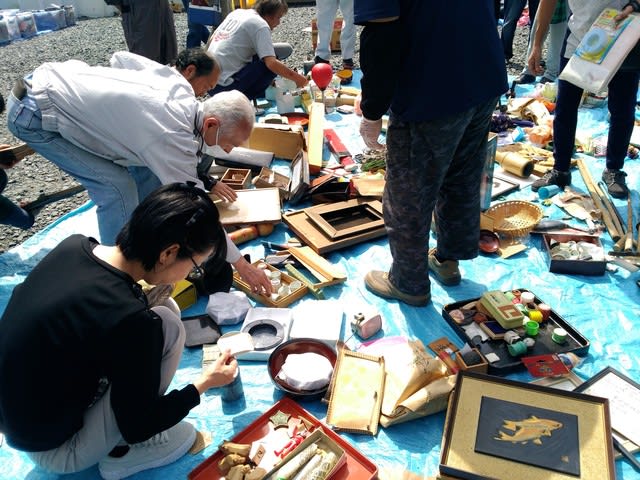 東金骨董市」百円販売 - ハゲボウシ