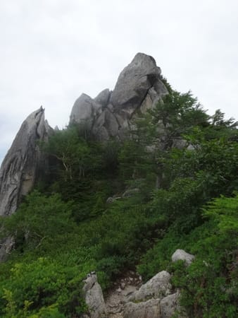 燕岳 餓鬼岳プチ縦走 丸山新道 小ピーク ザレ場のトラバース 山登なでしこの修験道