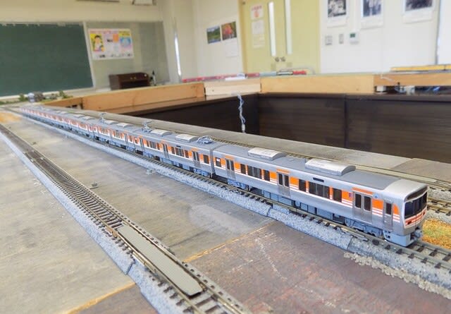メンバーの製作した車両からJR東海の「315系」を見る - 続