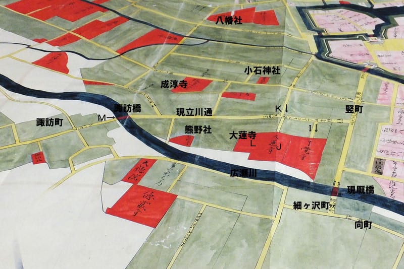 群馬県文書館で撮った絵図「前橋旧図」の写真片手に、前橋のまち 群馬県文書館で撮った絵図「前橋旧図」の写真片手に、前橋のまち