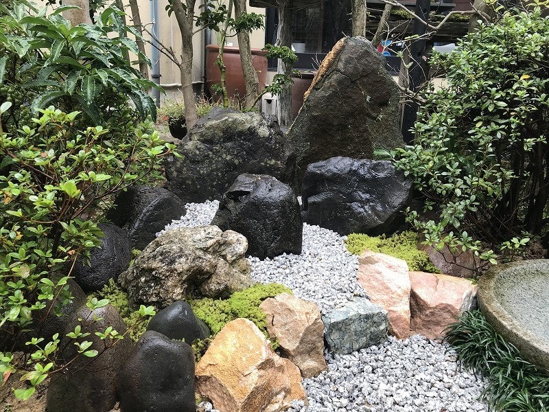 庭作り43日本庭園編⑰・・石と流木を追加。 - てんもく日記