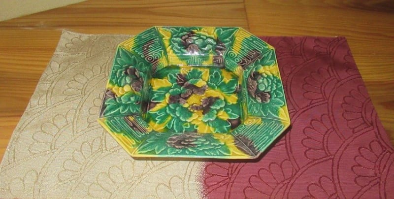 伝淡路珉平焼 三彩陽刻牡丹図平鉢 - 夜噺骨董談義 伝淡路珉平焼 三彩陽刻牡丹図平鉢 - 夜噺骨董談義