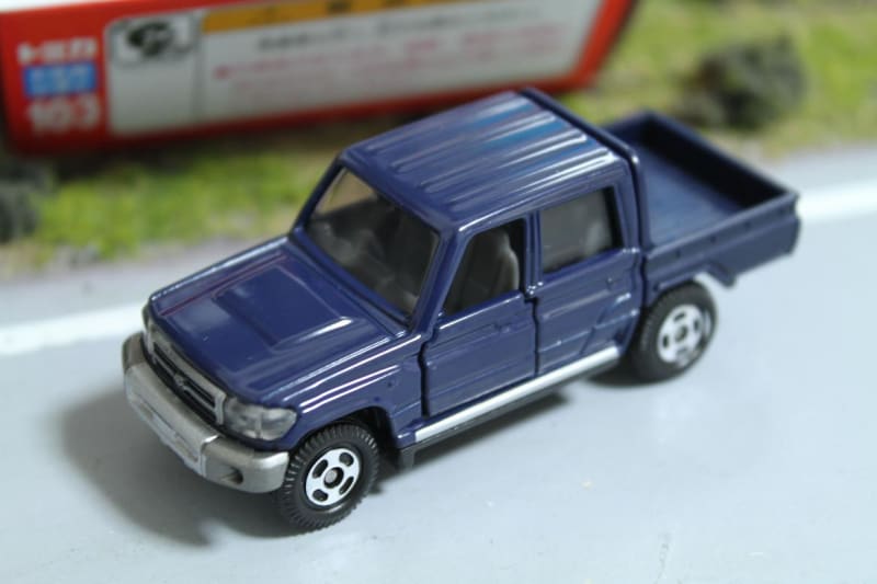 トミカ ランドクルーザーのタイヤ交換 - あっちゃーの部屋 トミカ ランドクルーザーのタイヤ交換 - あっちゃーの部屋
