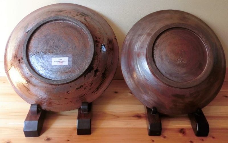 壺屋焼 白化粧地呉須魚海老文大皿 金城次郎作 - 夜噺骨董談義