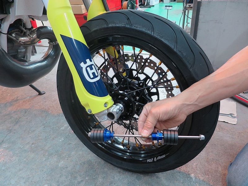 Husqvarna TE250i-SM に アクスルスライダーを付けてみました