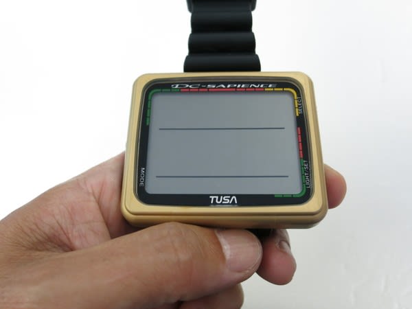 TUSA.IQ800ダイブコンピュータのバッテリーカバーは交換しましょう 