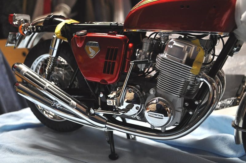 1/4 HONDA CB750FOUR を作る(その49:67号 右サイドカバー 1/4 HONDA CB750FOUR を作る(その49:67号 右サイドカバー