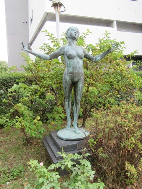 彫刻家 新谷琇紀 の作品 「RAGAZZO」 in 神戸市中央体育館北 on 2017