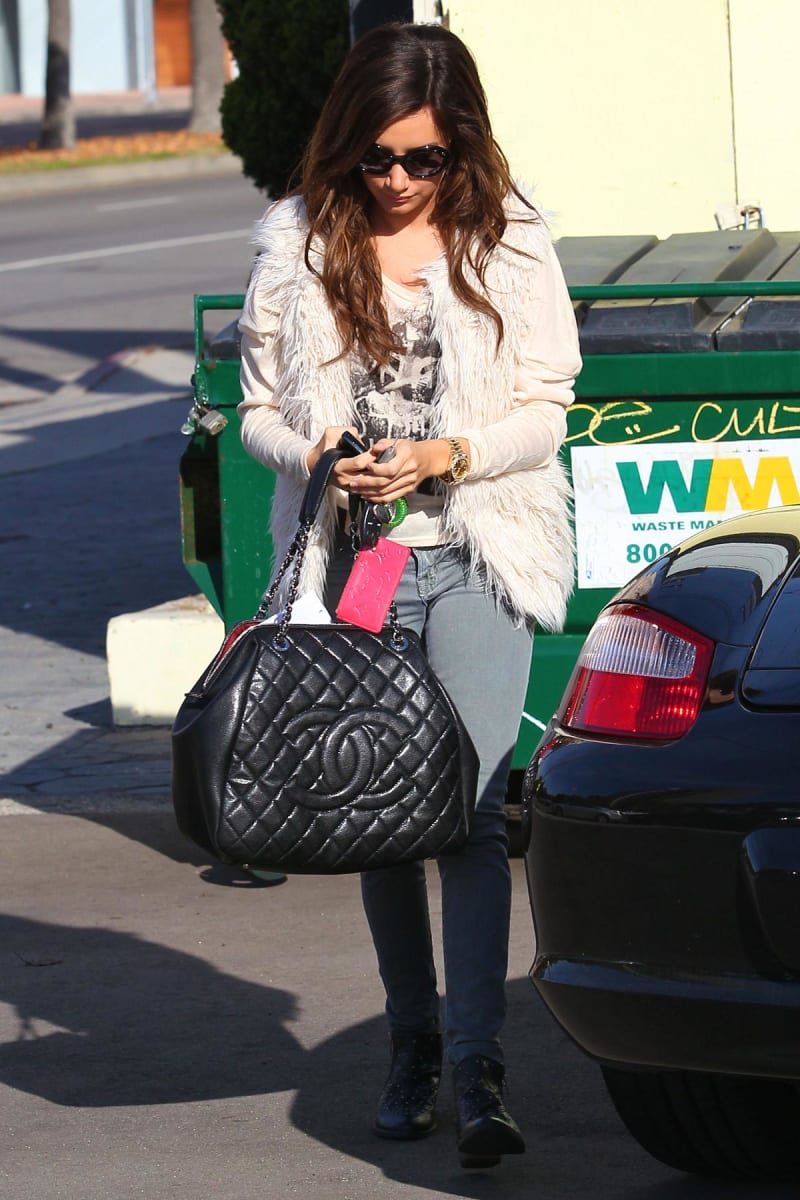 Ashley Tisdale Shopping with Her Mom at Bloomingdales December 28, 2007 –  Star Style