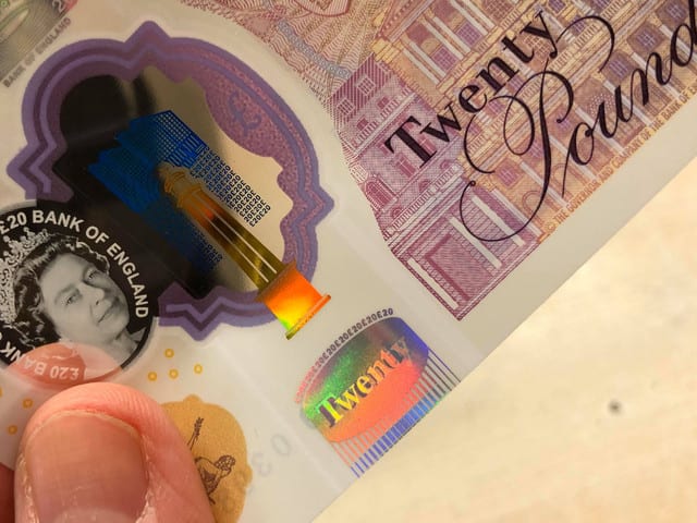 久しぶりにイギリスで手にした現金、おなじみハイテク技能を駆使 久しぶりにイギリスで手にした現金、おなじみハイテク技能を駆使