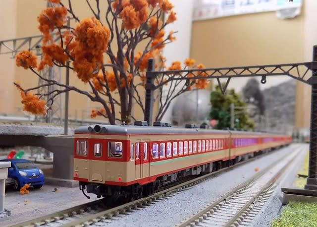 TOMIXの92155・98013・2466・2467のキハ55系 急行色で