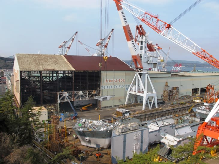 旧呉海軍工廠礎石記念塔と造船船渠記念碑と護衛艦いせ - 観光 旧呉海軍工廠礎石記念塔と造船船渠記念碑と護衛艦いせ - 観光