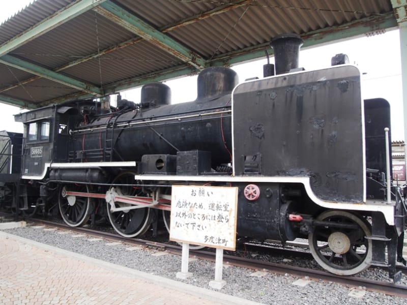国鉄蒸気機関車8620形 静態保存58685 多度津駅前 - 観光列車から 国鉄蒸気機関車8620形 静態保存58685 多度津駅前 - 観光列車から