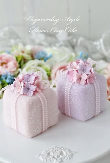 小花とピンクのバラのクレイケーキ 砂糖菓子風小花のケーキ