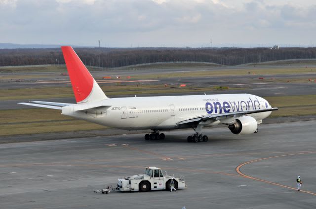 ワンワールドJALとスタアラANAのB777-200@新千歳 ワンワールドJALとスタアラANAのB777-200@新千歳