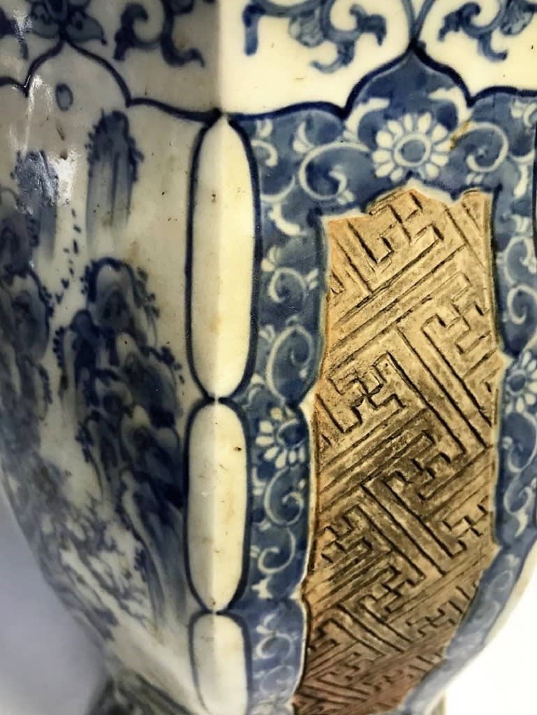 山水染付紗綾文様六角花瓶 湖東焼 - 夜噺骨董談義