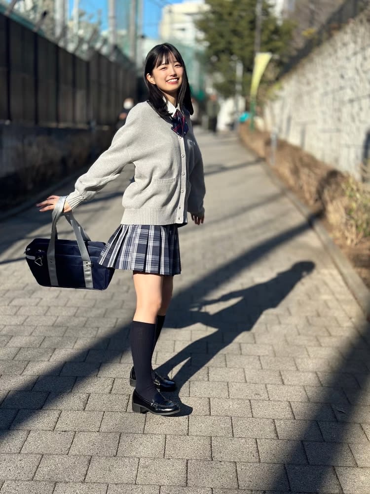 乃木坂46五百城茉央、制服姿や肩見せワンピース姿でスタイル抜群 『FRIDAY』オフショット公開 - AKB48グループ＆坂道グループ情報ブログ