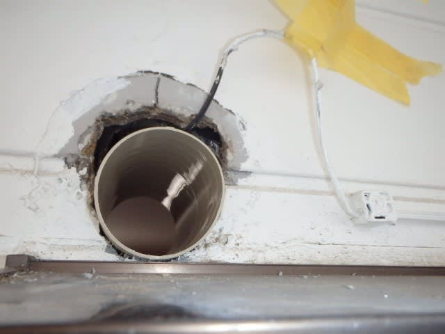 エアコン取り付け工事 配管穴の高さが厳しい - 家電工事屋の日常