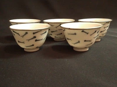 ありそうでない！？古染付メダカ紋煎茶碗(5客) - 遅生の故玩館