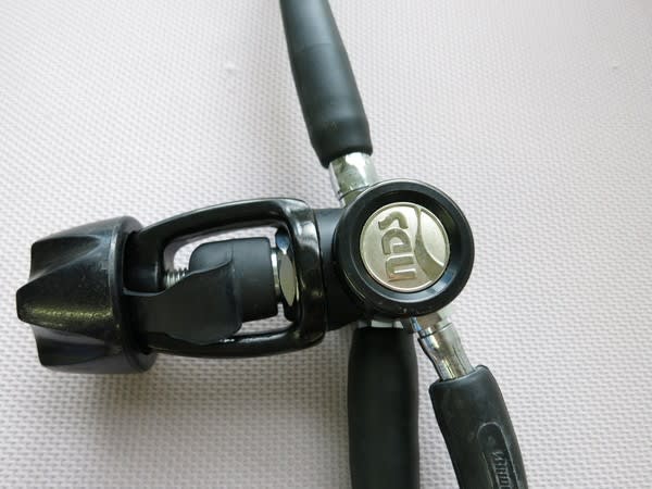 NDSポレスター2レギュレーターファーストステージの上下方向 NDSポレスター2レギュレーターファーストステージの上下方向
