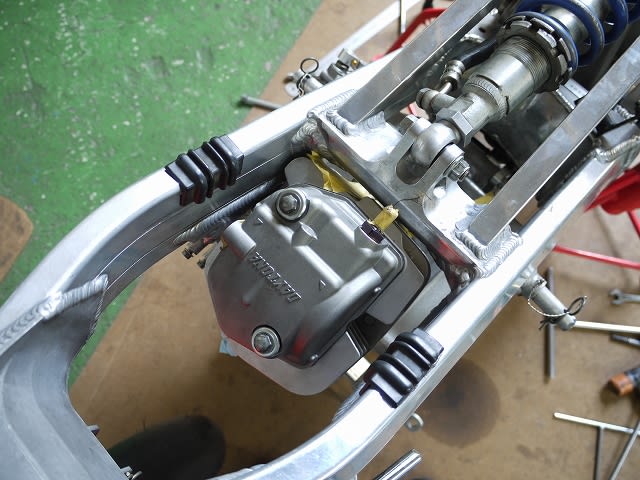 NF4にエイプのエンジン、乗せます作業。その1。 - 藤竹金属