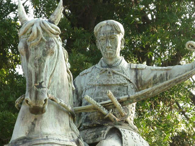 功山寺、高杉晋作回天義挙銅像（の変なアングル） - 長州に棲む日日
