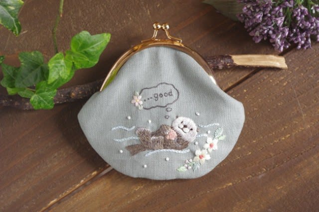 小鳥さんとラッコさんの刺繍がま口 - 双子でほっこり刺繍の布物