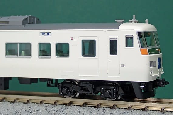 湘南ブロック塗装です。TOMIX 185系200番台「踊り子・新塗装」の 湘南ブロック塗装です。TOMIX 185系200番台「踊り子・新塗装」の