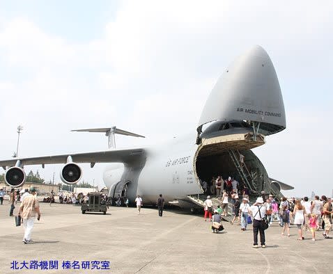 横田基地日米フレンドシップデイ2009 地上展示機：格納庫