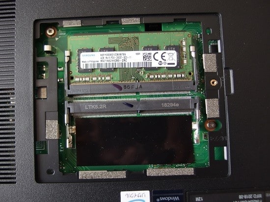 ASUS VivoBook F542U - ガラクタな部屋