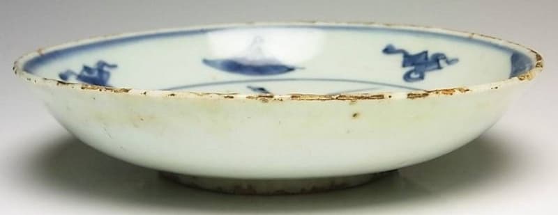 古染付 青花松鶴鹿図陽刻輪花五寸皿 - 夜噺骨董談義 古染付 青花松鶴鹿図陽刻輪花五寸皿 - 夜噺骨董談義