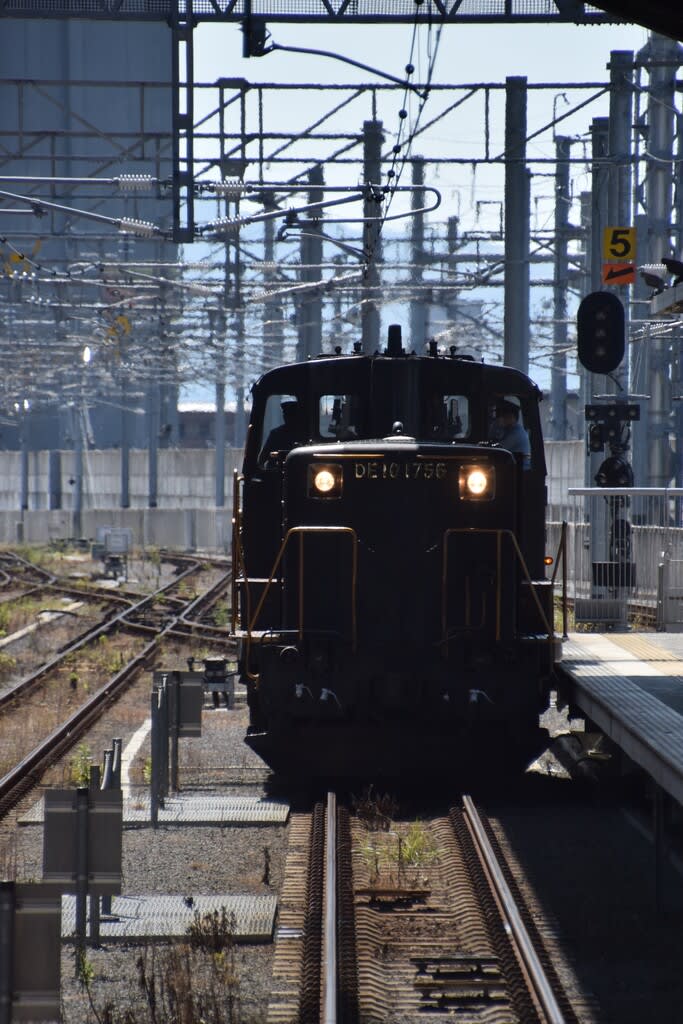 熊本駅構内に進入してきたDE10型ディーゼル機関車 鹿児島 熊本駅構内に進入してきたDE10型ディーゼル機関車 鹿児島