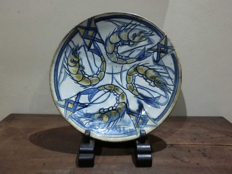 壺屋焼 白化粧地呉須海老文大皿 金城次郎作 その5 - 夜噺骨董談義 壺屋焼 白化粧地呉須海老文大皿 金城次郎作 その5 - 夜噺骨董談義