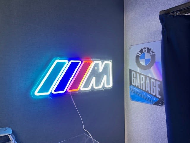 BMW Mの美しいネオンサイン！ - blue deco design lab