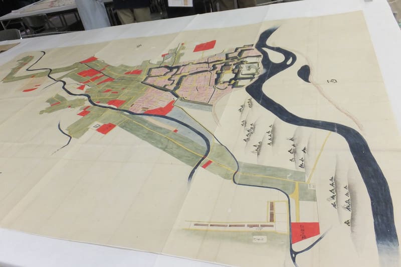 群馬県文書館で撮った絵図「前橋旧図」の写真片手に、前橋のまち 群馬県文書館で撮った絵図「前橋旧図」の写真片手に、前橋のまち