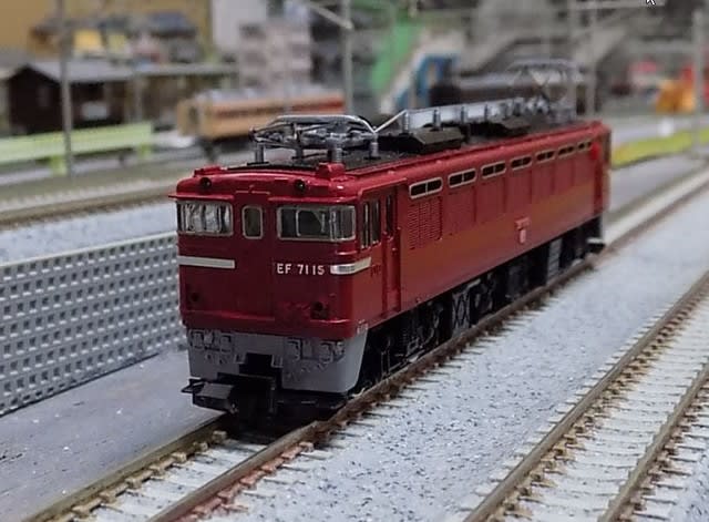 TOMIXの2145 EF71形電気機関車（2次形）を見る