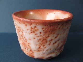 25558 人間国宝 金城次郎 (ぐい呑[魚文]) KINJO Jiro – アート飛田