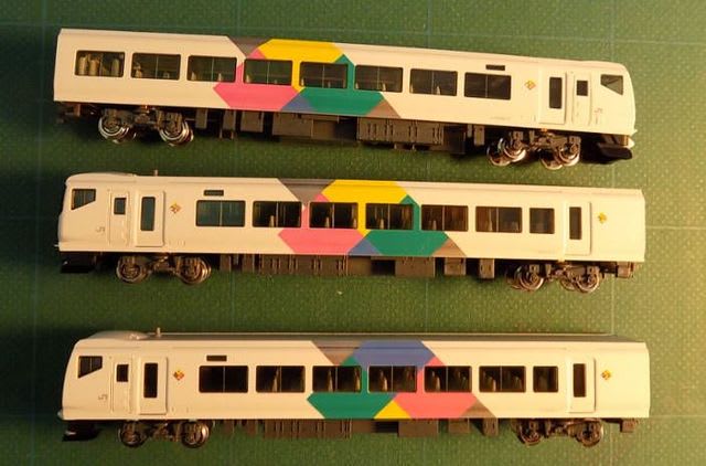 KATOの10-433/434 E257系「あずさ/かいじ」の床下を交換 KATOの10-433/434 E257系「あずさ/かいじ」の床下を交換