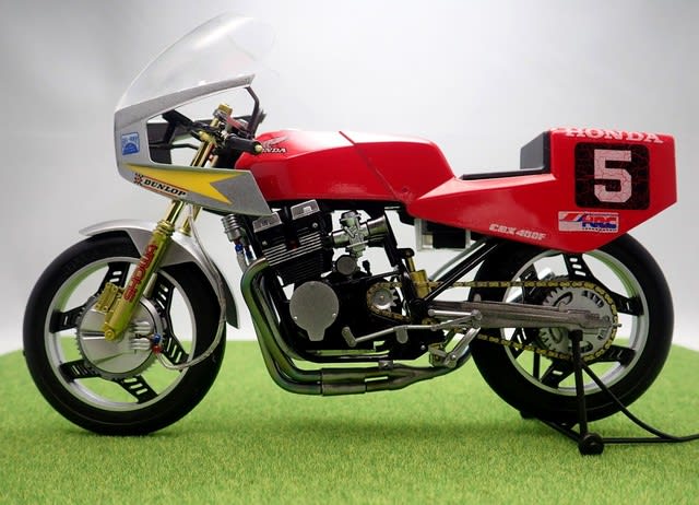 アオシマ 1/12ホンダCBX400Fフォーミュラ3 - 働いているバヤイ