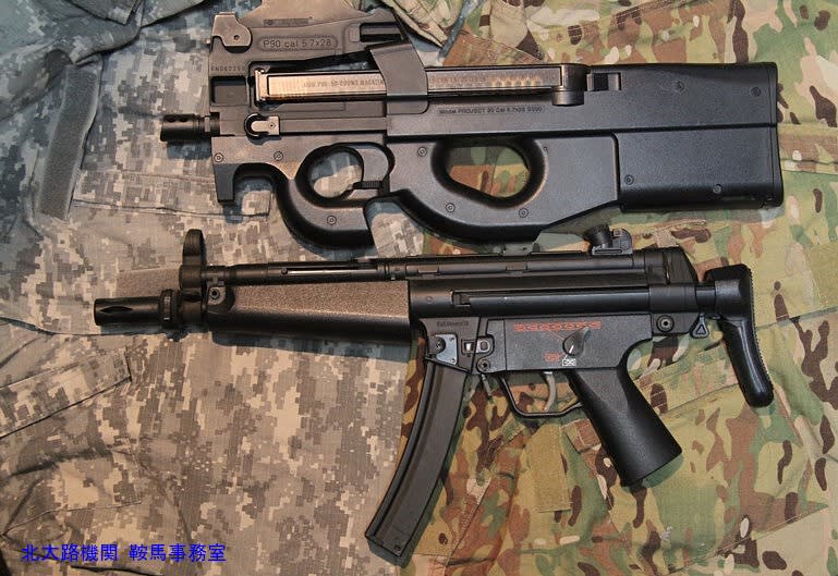 FN-P-90:個人防護火器PDWの始祖 & MP-5:高精度短機関銃の元祖 FN-P-90:個人防護火器PDWの始祖 & MP-5:高精度短機関銃の元祖