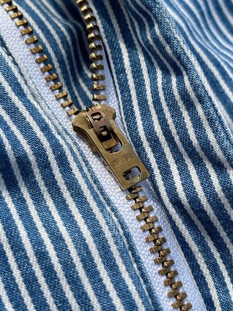 タウンユースから海までと幅広くお使い頂けるヒッコリーデニムの