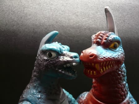 アーストロン - 怪しい隣人 ～ウルトラ怪獣ソフビ～