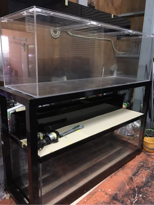 昨日は1800×900×600のオーバーフロー水槽を設置させていただき