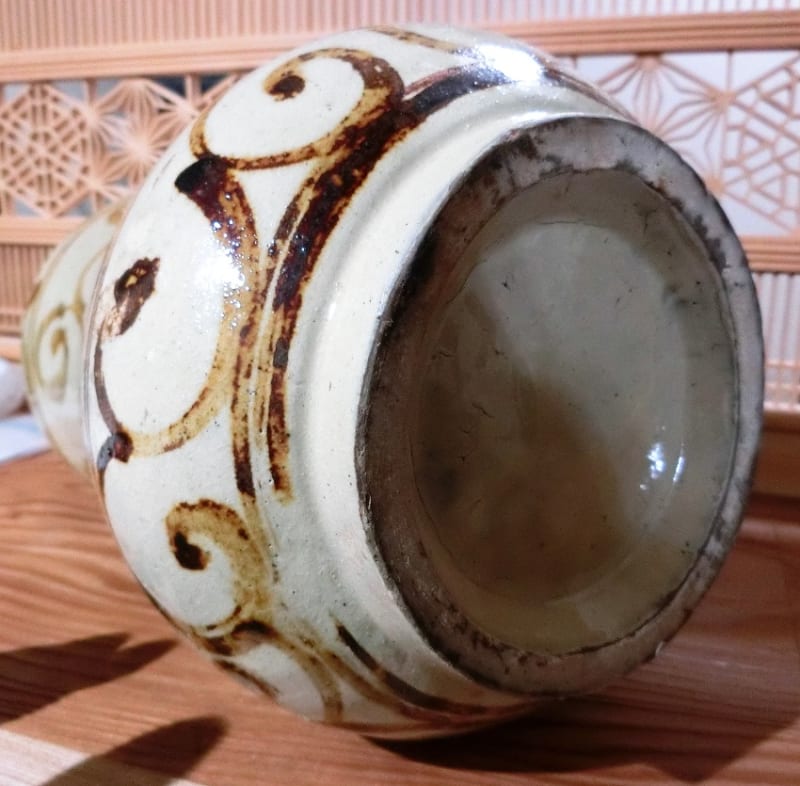 壺屋焼 白化粧地鉄絵唐草文花瓶 金城次郎作 - 夜噺骨董談義 壺屋焼 白化粧地鉄絵唐草文花瓶 金城次郎作 - 夜噺骨董談義
