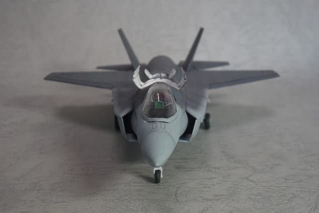 レア品 カナダ仕様】F-35 ロッキード・マーティン ピンバッジ