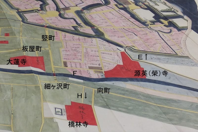 群馬県文書館で撮った絵図「前橋旧図」の写真片手に、前橋のまち
