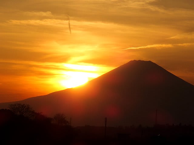富士の稜線に沈む夕陽。 - 庭先の四季
