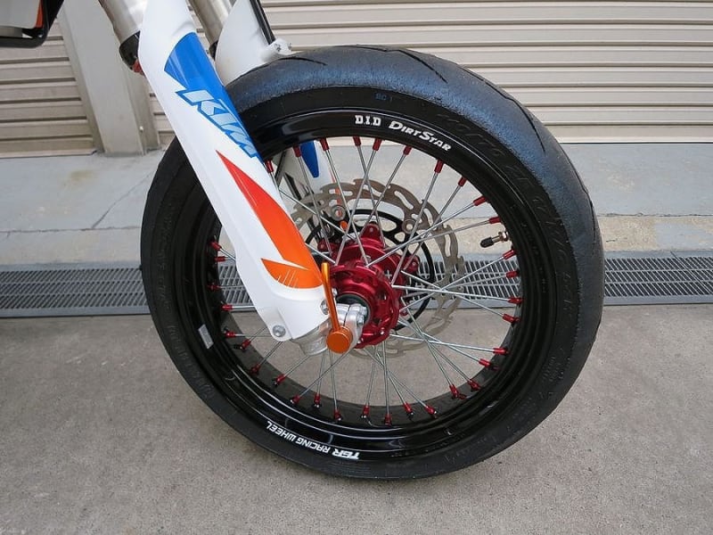 カラフルにコーディネート!KTM 250 EXC-F SIXDAYS SUPERMOTO カラフルにコーディネート!KTM 250 EXC-F SIXDAYS SUPERMOTO